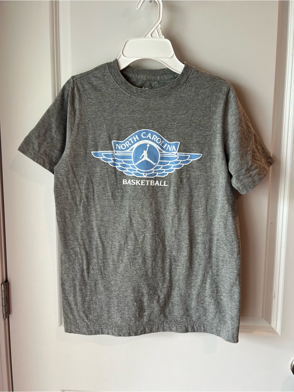 Gray Short-Sleeve Tee with Blue North Carolina Basketball Logo. Large